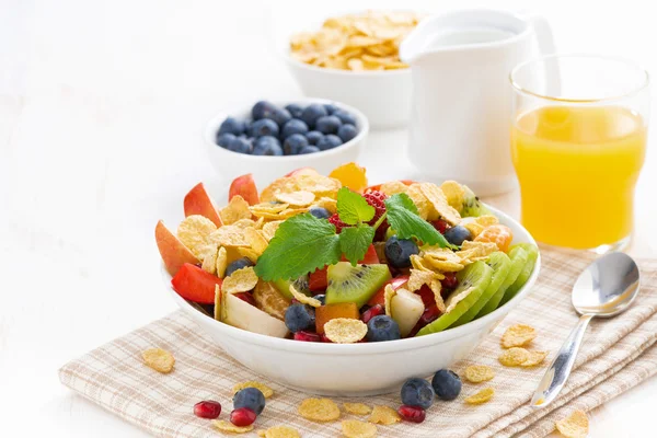 Frokost med frukt- og bærsalat, juice og kornblanding, nærbilde – stockfoto