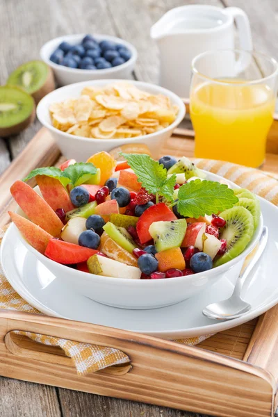 Petit déjeuner avec salade de fruits, flocons de maïs et jus d'orange — Photo