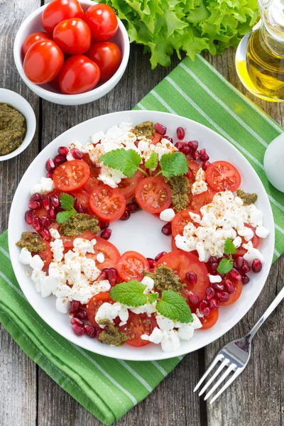 Salada com tomate, queijo cottage, pesto de hortelã, romã — Fotografia de Stock