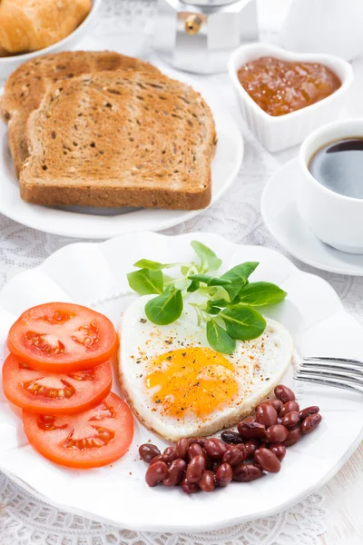 Delicious breakfast for Valentine's Day, vertical — Stock Photo, Image