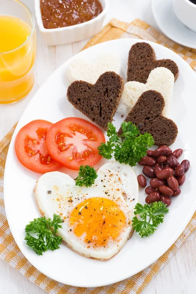 Œufs frits en forme de coeur pour le petit déjeuner Saint Valentin — Photo