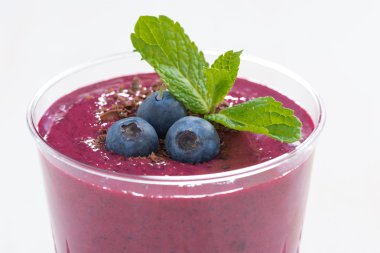bir bardak yaban mersini milkshake yakın çekim