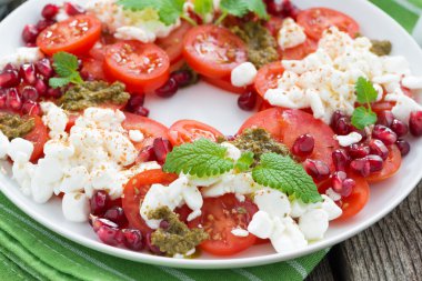 taze salata domates, peynir, pesto ve nar ile