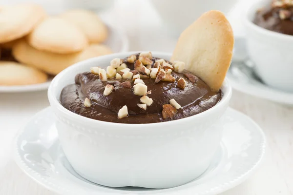 Mousse al cioccolato con biscotti e noci, primo piano — Foto Stock