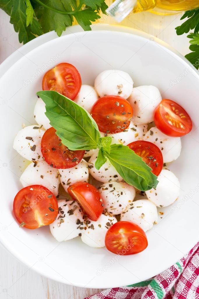 Salad with mozzarella, basil and cherry tomatoes, vertical