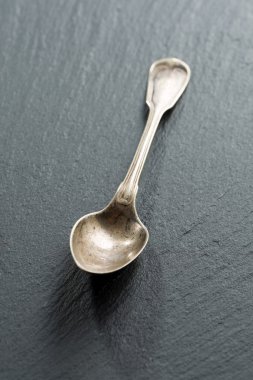 karanlık bir arka plan, konsept fotoğraf üzerinde boş çay kaşığı