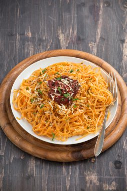 Domates soslu ve peynirli İtalyan makarnası.