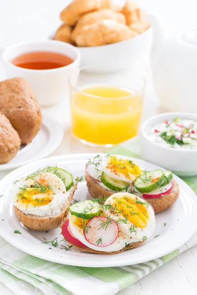 A tojás és a zöldségek reggelire, függőleges zsemle — Stock Fotó