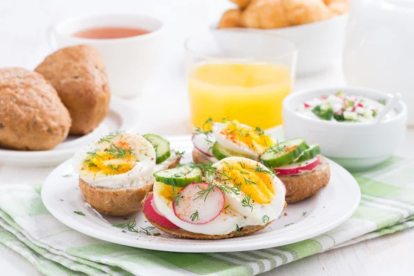Pães com ovo e legumes para o café da manhã — Fotografia de Stock