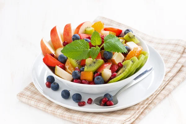 Heerlijke fruitbomen en bessen salade in witte kom — Stockfoto