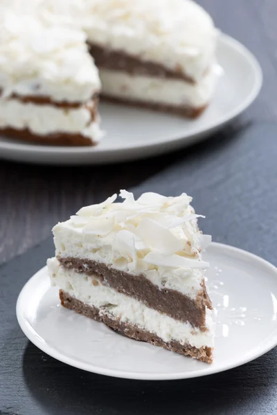 Morceau de gâteau au chocolat à la crème de coco, vertical — Photo