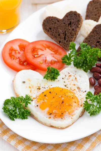 Œufs frits en forme de coeur pour le petit déjeuner Saint Valentin — Photo