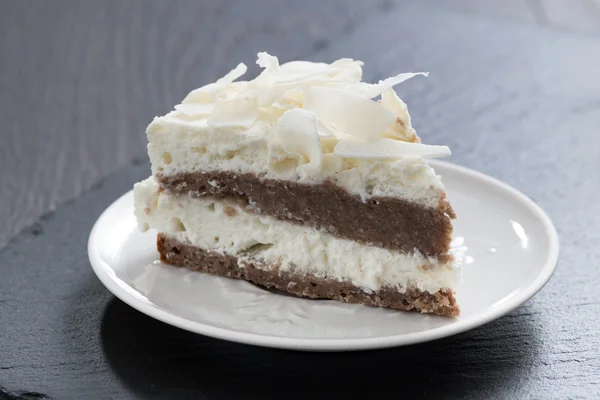 Pezzo di torta al cioccolato con crema di cocco — Foto Stock