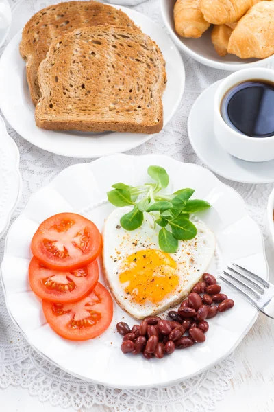 Lezzetli breakfast Sevgililer günü, dikey, için en iyi görünümü — Stok fotoğraf