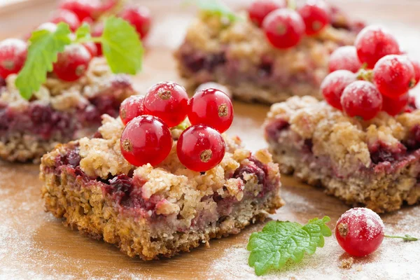 Torta de baga com groselhas vermelhas frescas — Fotografia de Stock