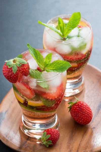 Verfrissende cocktail met aardbei en citrus — Stockfoto