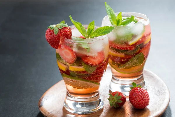 Verfrissende cocktail met aardbei en citrus in glazen — Stockfoto