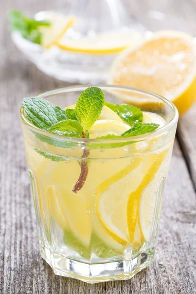 Uppfriskande mint lemonad på ett träbord, närbild — Stockfoto