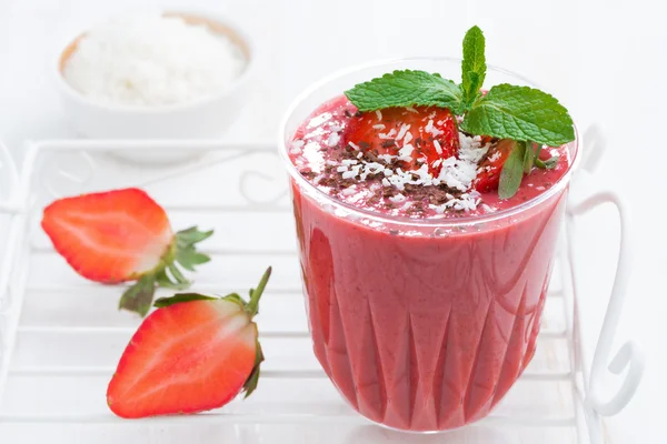 Aardbei milkshake met chocolade en kokos in een glas — Stockfoto