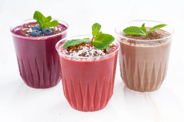 Jordgubb, blåbär och choklad Milkshake i glas — Stockfoto