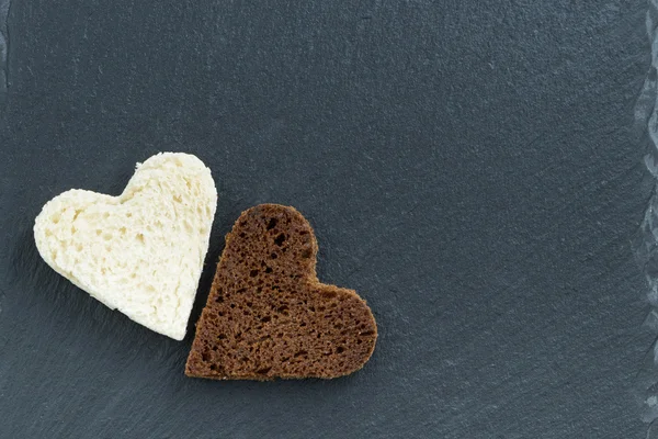 Tosty żyta i biały chleb w formie serca — Zdjęcie stockowe