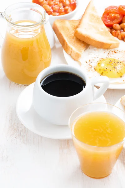 Traditionell frukost - kaffe, juice, ägg, rostat bröd — Stockfoto