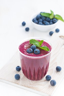 yaban mersini milkshake nane ve çikolata bir tablo ile