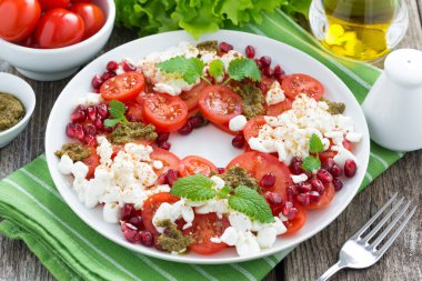 Taze salata domates, peynir, nane pesto ile
