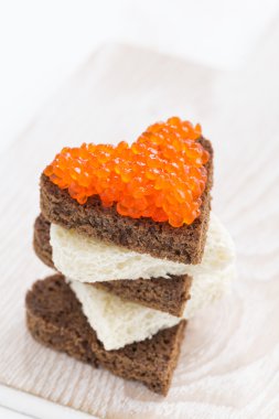 kalp şeklinde, dikey kırmızı havyar ile tost