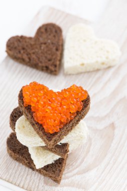 ahşap masa, dikey üzerinde kalp şeklinde kırmızı havyar ile tost