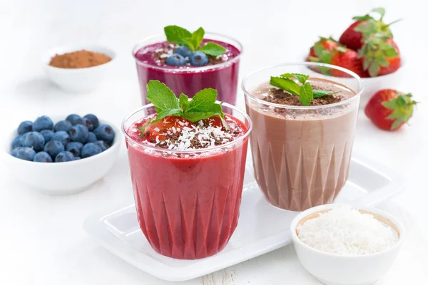 Diverse milkshake - jordgubb, choklad och blåbär — Stockfoto