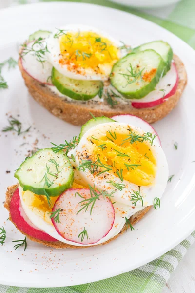 Buns with boiled egg and fresh vegetables, close-up — Stock Photo, Image