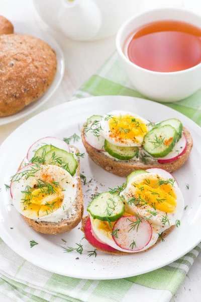 Buns with boiled egg and vegetables, vertical — Stock Photo, Image