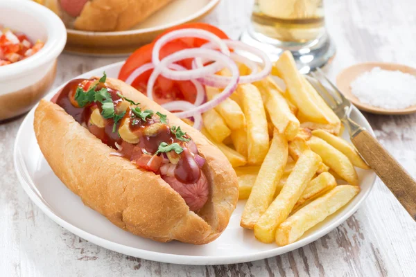 Restauration rapide - hot-dog avec frites et frites sur la table — Photo