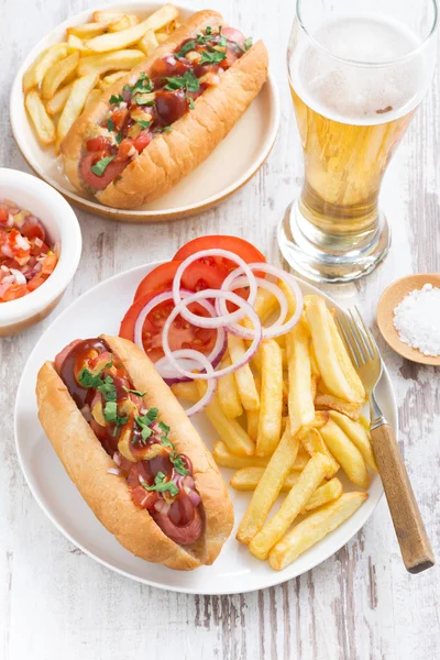 Comida rápida - hot dog con papas fritas, cerveza y aperitivos — Foto de Stock