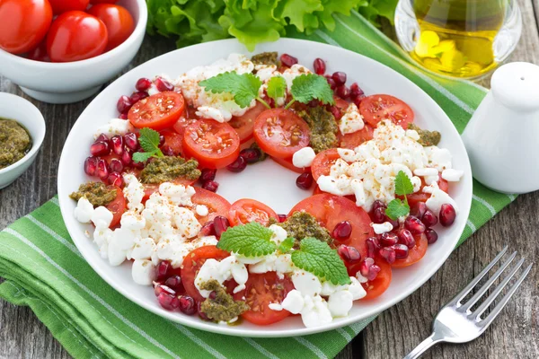 Fresh salad with tomatoes, cottage cheese, mint pesto — Stock Photo, Image