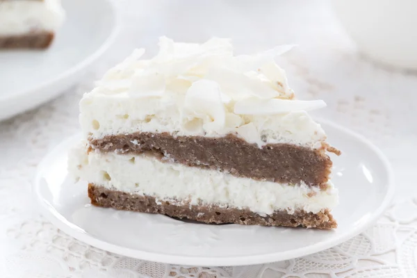 Stück leckerer Schokoladenkuchen mit Kokoscreme, Nahaufnahme — Stockfoto