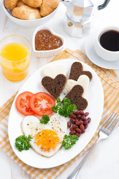 Œufs frits en forme de coeur pour le petit déjeuner Saint Valentin — Photo