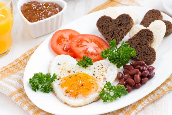 Stekta ägg i form av hjärta för frukost alla hjärtans dag — Stockfoto