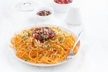 Domates soslu ve parmesanlı spagetti.