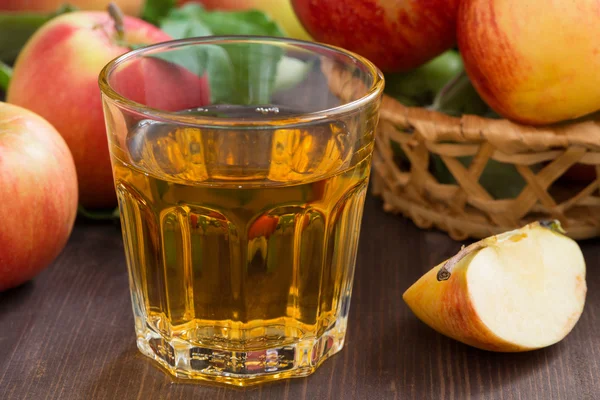 Sidro di mele o succo di frutta in un bicchiere, primo piano — Foto Stock