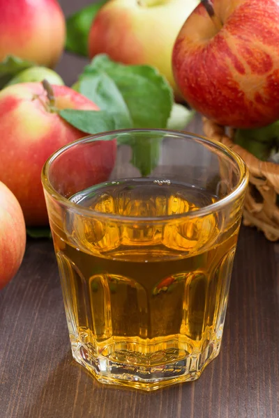 Apfelmost oder Saft im Glas, vertikal, selektiver Fokus — Stockfoto