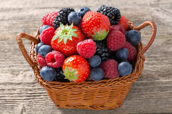 Basket with fresh seasonal berries, close-up — Stock Photo, Image