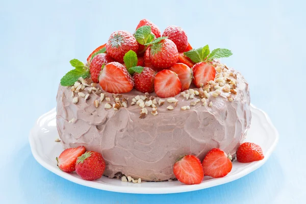 Chocolate cake garnished with fresh strawberries — Stock Photo, Image