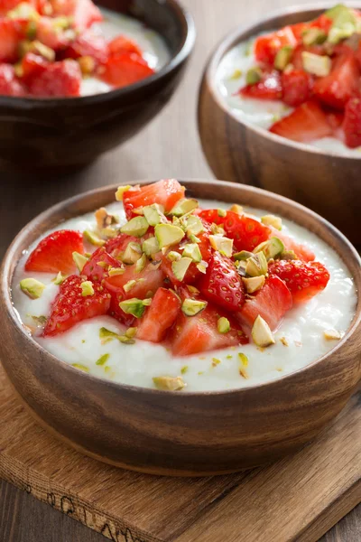 Yogurt dolce con fragole fresche e pistacchi in una ciotola — Foto Stock