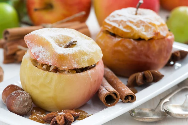 Pişmiş elma kurutulmuş meyve, fındık ve süzme peynir ile doldurulmuş — Stok fotoğraf