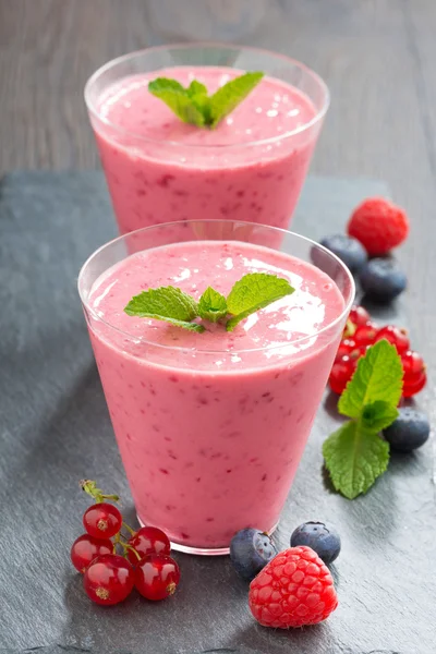 Batido de bayas en vaso —  Fotos de Stock