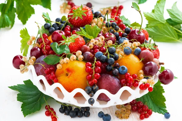 Prato com frutas e bagas sazonais frescas diferentes — Fotografia de Stock