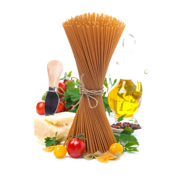 Täysjyväspagetti, kirsikkatomaatit, oliiviöljy ja parmesaani — kuvapankkivalokuva
