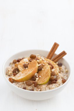 Sağlıklı kahvaltı - elma, üzüm ve tarçın yulaf ezmesi